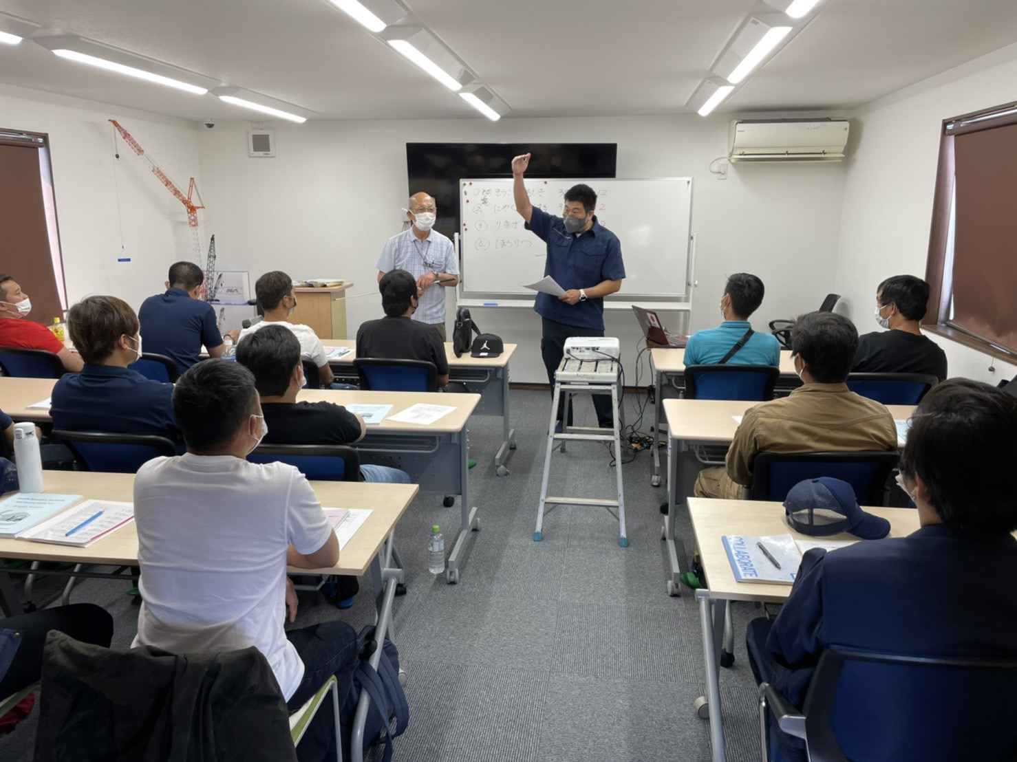 フォークリフト講習会を行い、見事全員合格となりました。