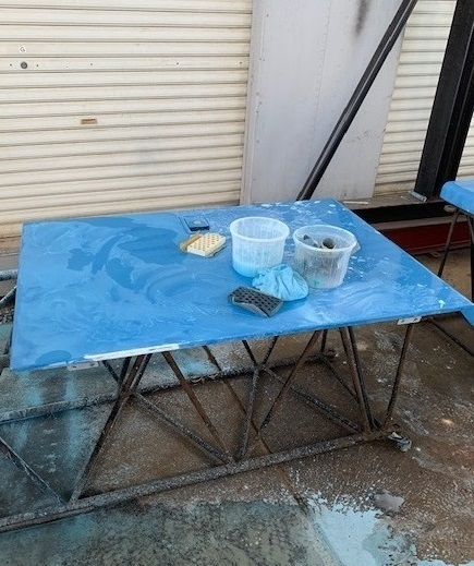 クレーンの看板消し・本体、部材の塗装を始めました。